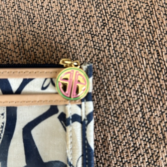 Lilly Pulitzer card wallet with key holder and LP emblem in mint condition. - Picture 9 of 9